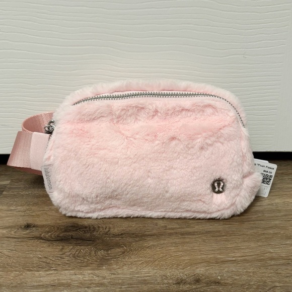 NWT Lululemon Everywhere Belt Bag Plush Fleece In Strawberry Milkshake - Picture 1 of 9